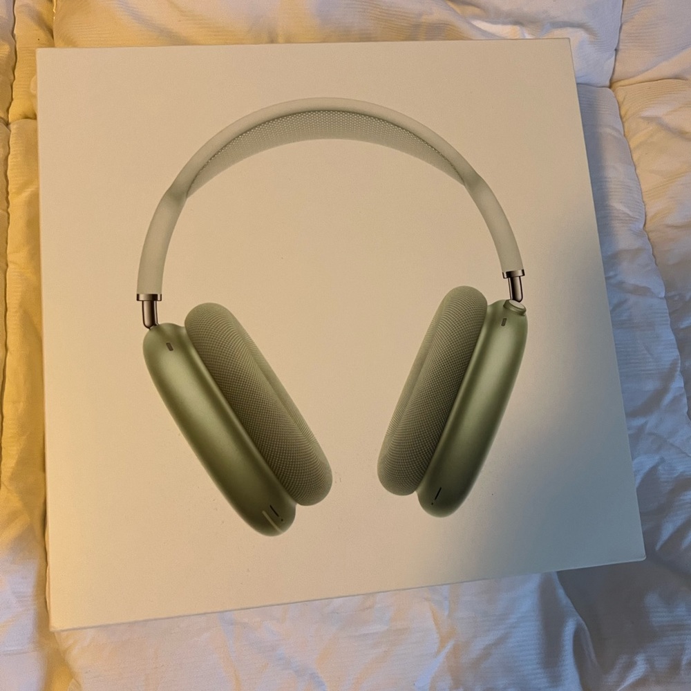 Apple air pod max green